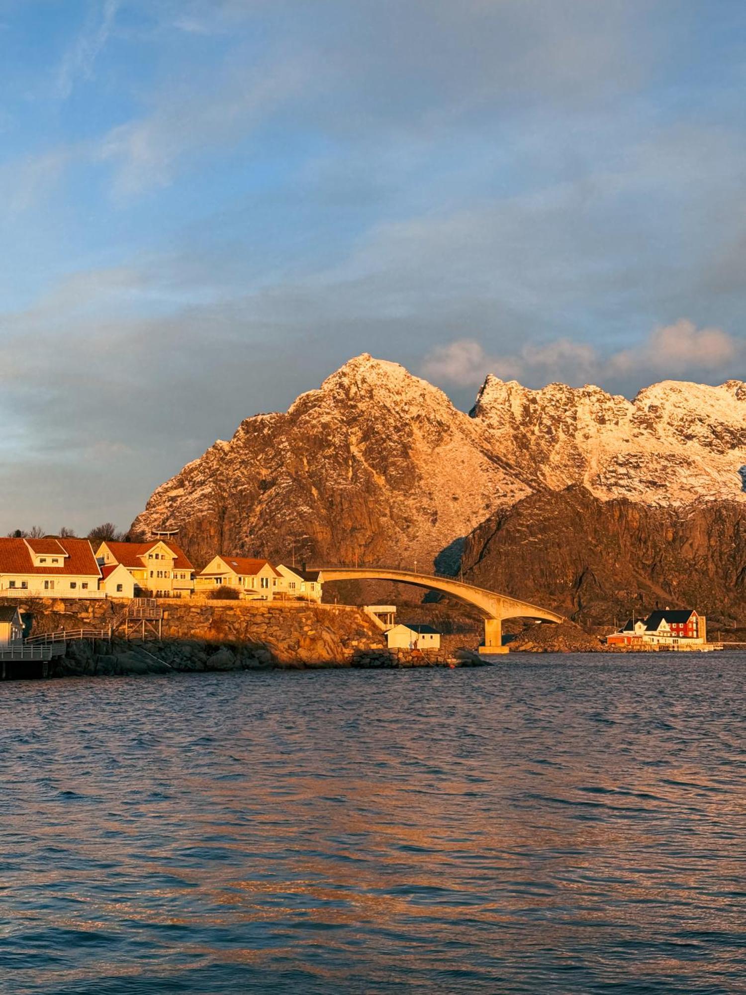 Finnholmen Brygge Henningsvaer Exterior photo